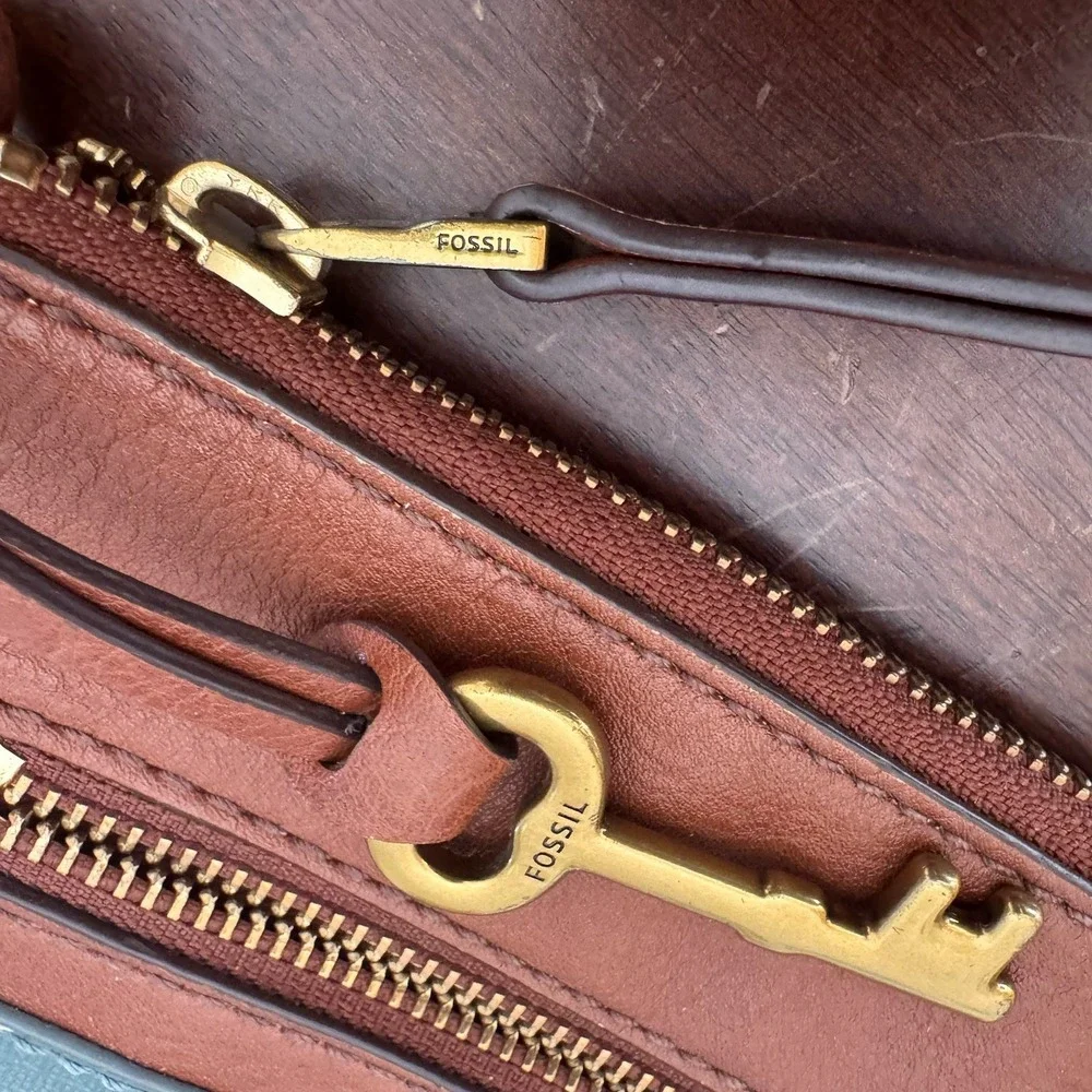 Fossil Crossbody Brown Leather Purse ~ Brass Zipper Pull & Key ~ Chevron Style